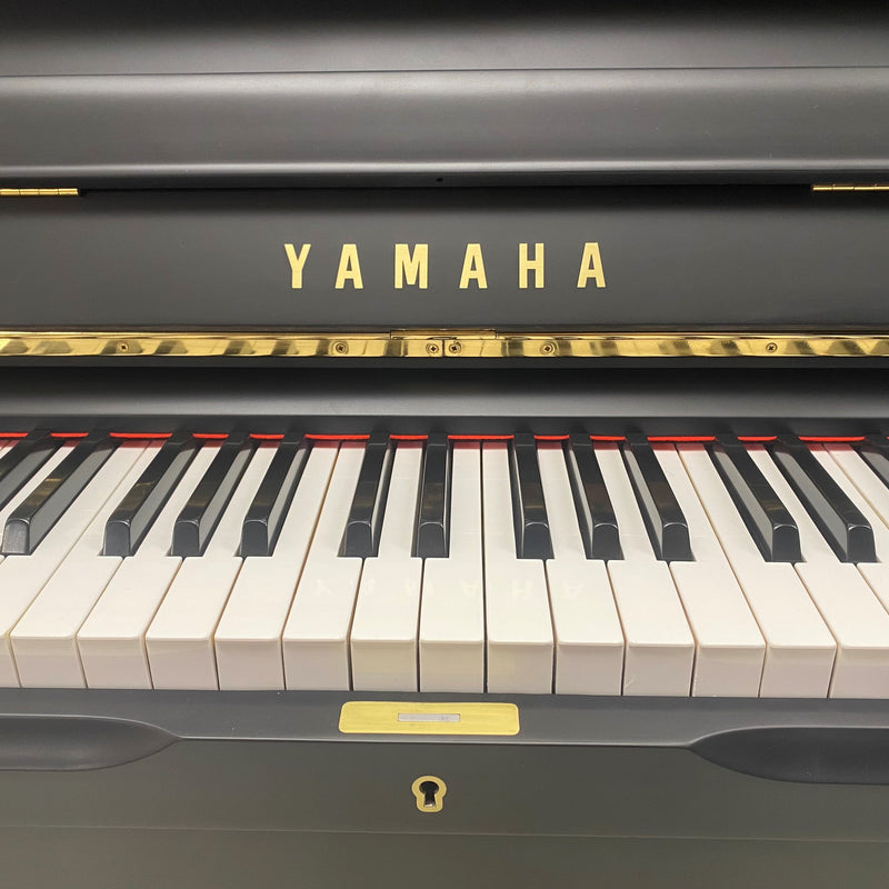 Yamaha U1H piano, mat zwart (1980)
