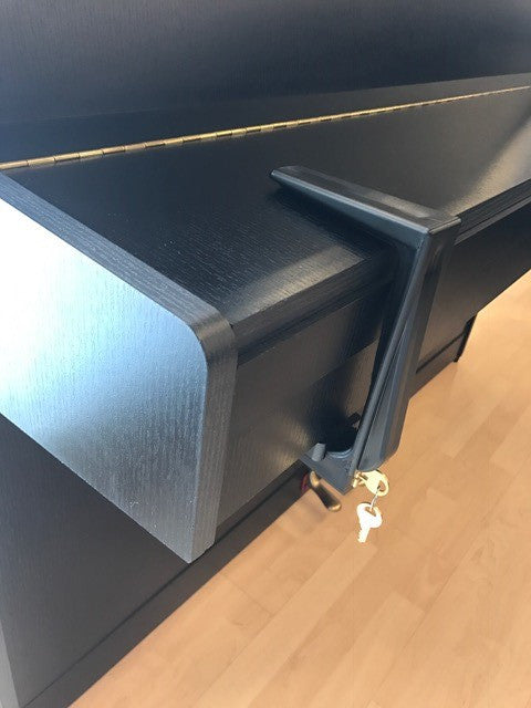 Beugelslot Zwart aan de Piano