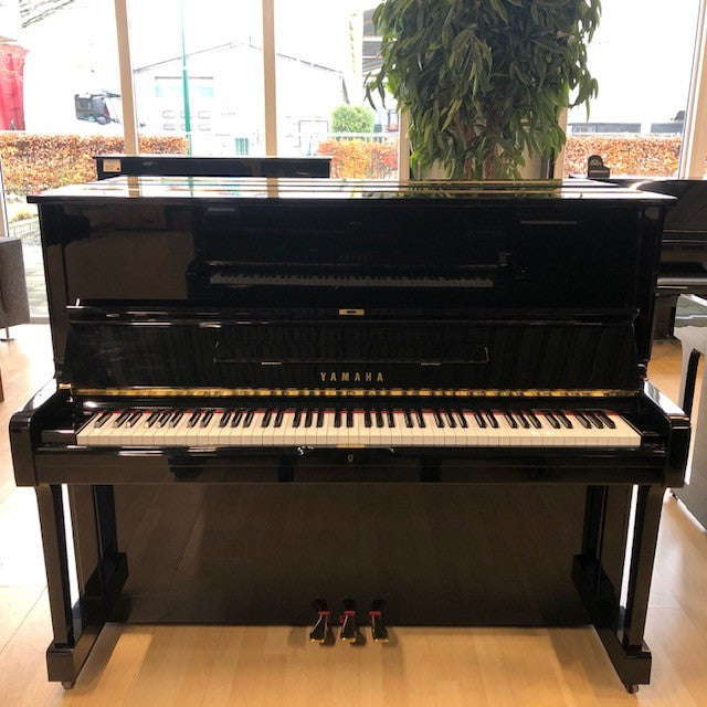 Yamaha U1M piano (1983)